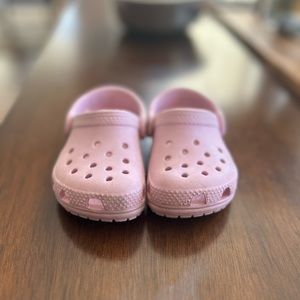 PINK CROCS! SIZE 5T